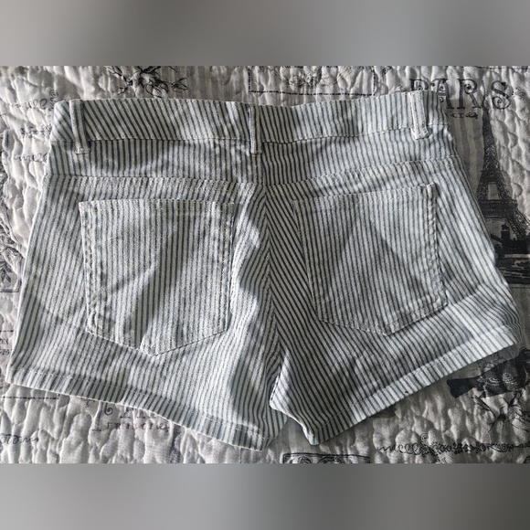 H&M - Size 6 - Blue White Striped Denim  Jean Shorts. - Picture 5 of 6